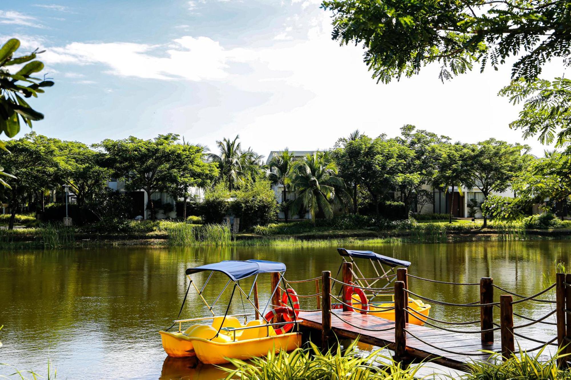 Melia Ho Tram Beach Resort Exterior photo The lake at the park