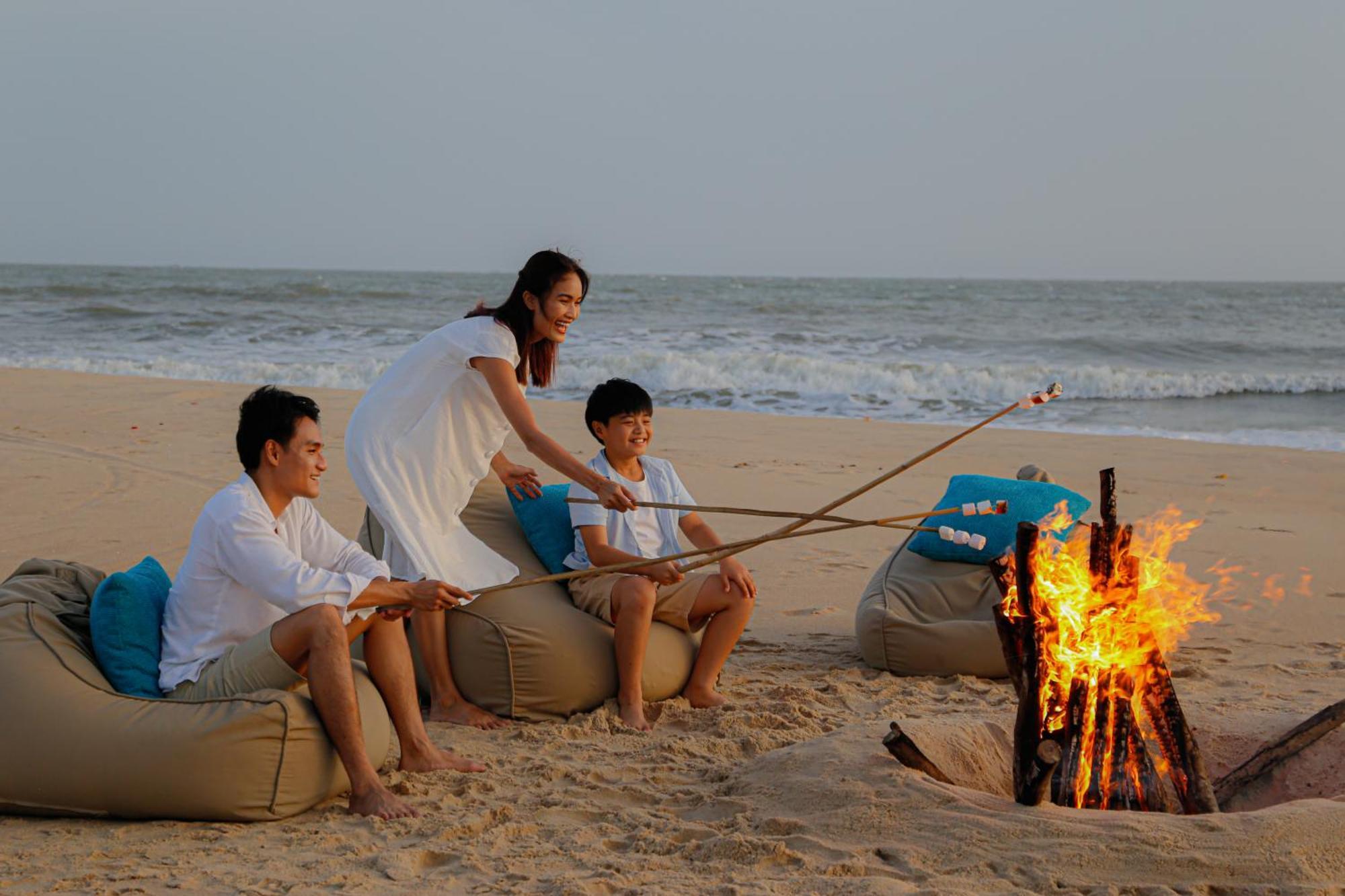 Melia Ho Tram Beach Resort Exterior photo A family at the beach